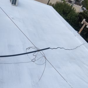 גג אטום בצבע לבן עם מזגן וחוטים