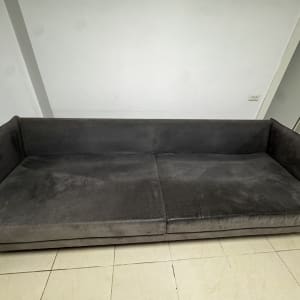 ספה אפורה נקייה על רצפת אריחים