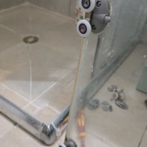 תיקון דלת מקלחון עם גלגלים וכלים