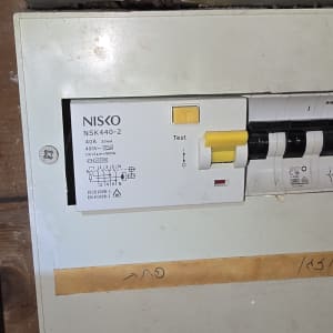 לוח חשמל עם מפסקים וחוטים חשמליים