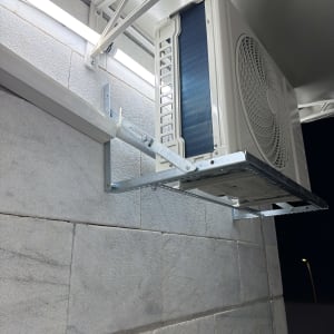 יחידת מזגן מותקנת על קיר חיצוני בלילה