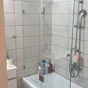 מקלחת עם ראש מקלחת, סבונים ומדף זכוכית