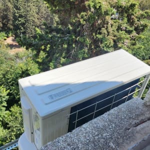 יחידת מיזוג אוויר חיצונית מותקנת על קיר חיצוני