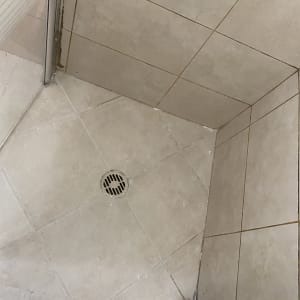 רצפת מקלחת עם רובה פגומה וניקוז