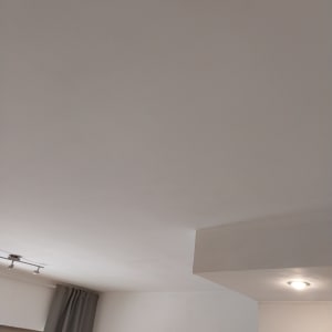 תקרה צבועה בלבן עם תאורה שקועה