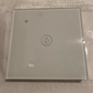 מתג חשמלי עם סמל מים ואות אלחוטי