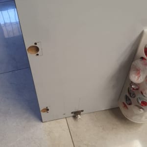 דלת ארון מטבח עם חורים ותפסן שבור