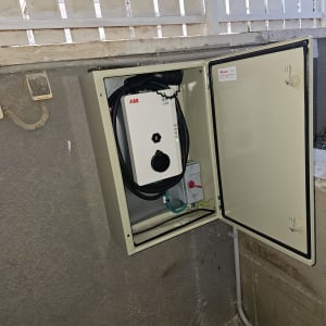 ארון חשמל פתוח עם מטען לרכב חשמלי