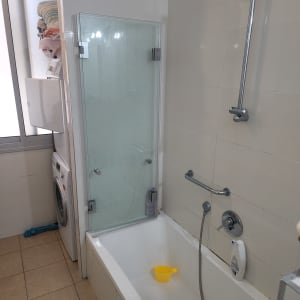 דלת זכוכית למקלחת עם ידית מתכת