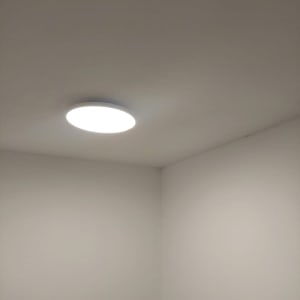 תאורה עגולה מותקנת בתקרה לבנה