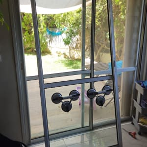 חלון זכוכית עם ידיות ואביזרים