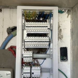 לוח חשמל פתוח עם חוטים וצינורות