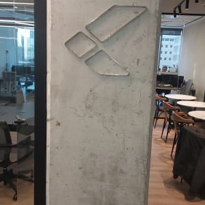 קיר בטון עם עיטור מתכת גיאומטרי