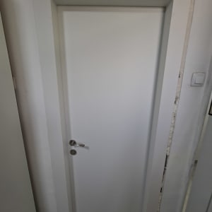 דלת לבנה עם ידית כסופה