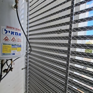 רשת למניעת כניסת יונים ליד דוד שמש