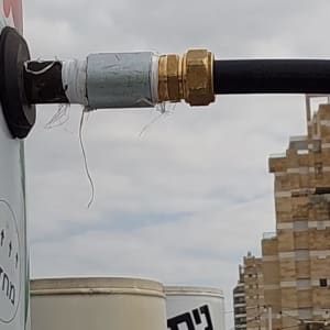 חיבור צינור למערכת סולארית על גג בניין