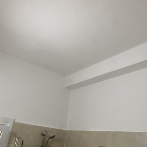 מקלחת עם ראש מקלחת על קיר אריחים