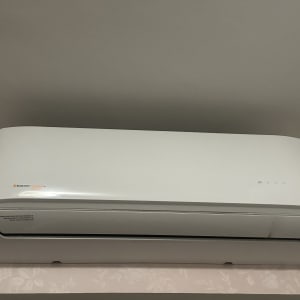 יחידת מיזוג אוויר לבנה מותקנת על קיר