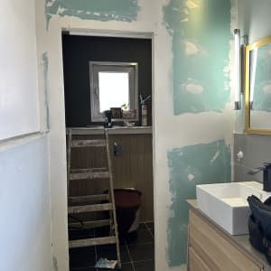 פתח דלת ללא דלת, סולם עץ בחדר שיפוצים