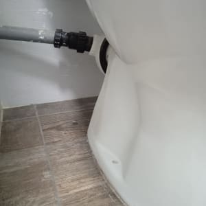 צינור מחובר לשירותים