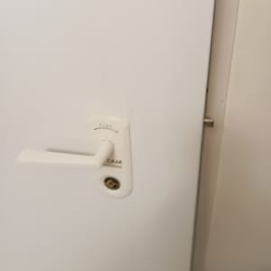 ידית דלת לבנה עם מנעול גלילי
