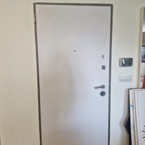 דלת עם ציפוי חדש ומנעול מודרני