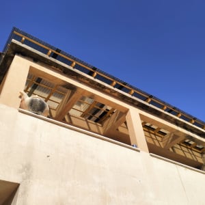 גג עץ עם קורות חשופות ומיכל מים גדול