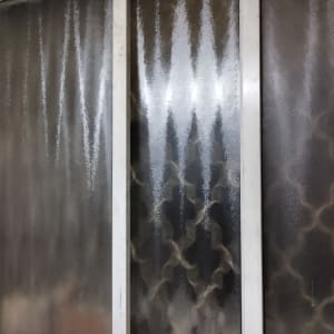 חלון זכוכית עם דוגמה גיאומטרית