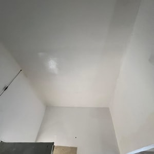 תקרה צבועה בלבן עם קיר לבן