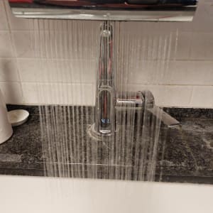 ברז מים זורמים בכיור מטבח