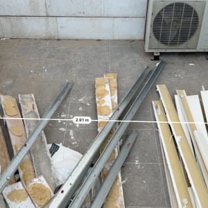 חומרים וכלים באתר בנייה עם מזגן קיר