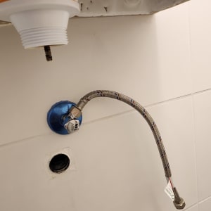חיבור צינור מתחת לכיור בחדר אמבטיה