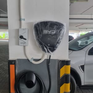 עמדת טעינה לרכב חשמלי בחניון