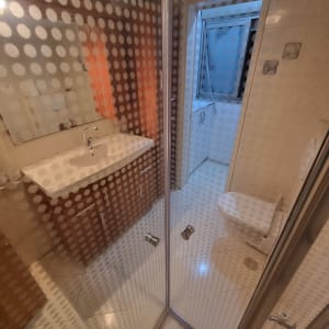 חדר אמבטיה עם כיור, מראה ושירותים