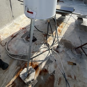 מערכת דודי שמש על גג עם מספר טלפון