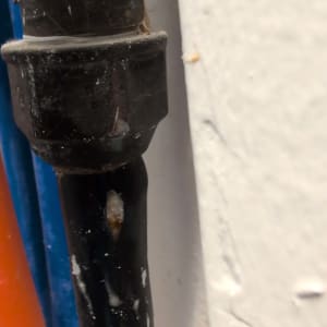 צינור עם נזילה או פגם בתחום האינסטלציה