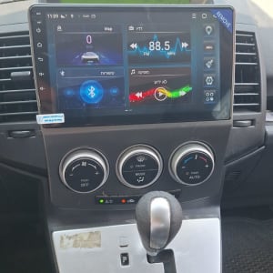 מערכת מולטימדיה ברכב עם מסך מגע
