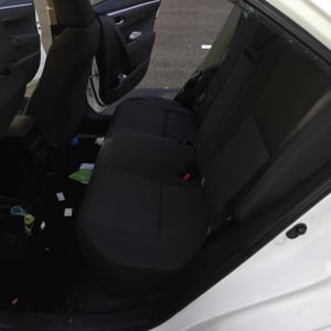 מושב אחורי של רכב עם לכלוך קל על הרצפה