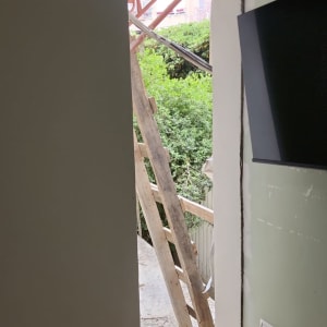 פתח בקיר עם סולם עץ ושיפוצים