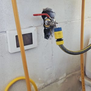 ברז מים עם צינור מחובר לקיר