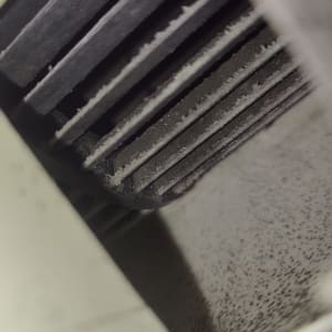 תמונה של חלק פנימי של מזגן עם אבק