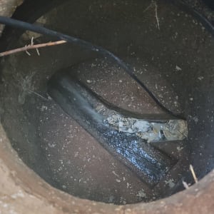 צינור ביוב עם נזילה בתוך בור פתוח