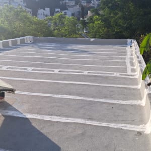 גג אטום עם קווים לבנים לאיטום