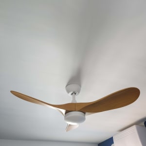 מאוורר תקרה עם שלוש כנפיים מעץ