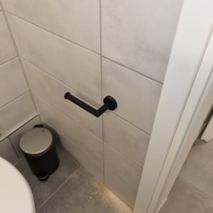 מתקן לנייר טואלט ופח אשפה בחדר אמבטיה