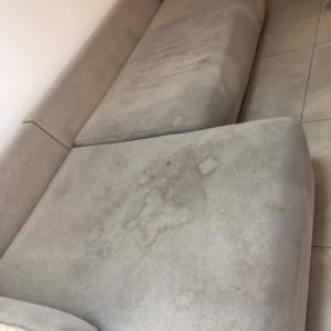 ספה עם כתמים לפני ניקוי