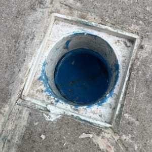 פתח ניקוז ברצפה עם צבע כחול