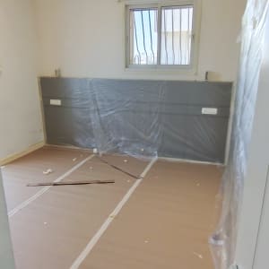 חדר עם כיסוי פלסטיק על הרצפה והקירות
