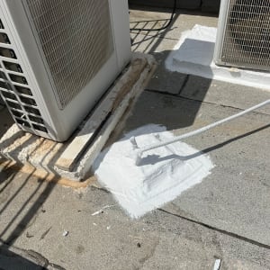 אזור אטום בצבע לבן ליד יחידת מיזוג אוויר