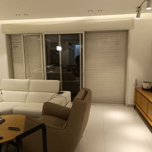 תריסים סגורים בסלון מודרני עם ריהוט.